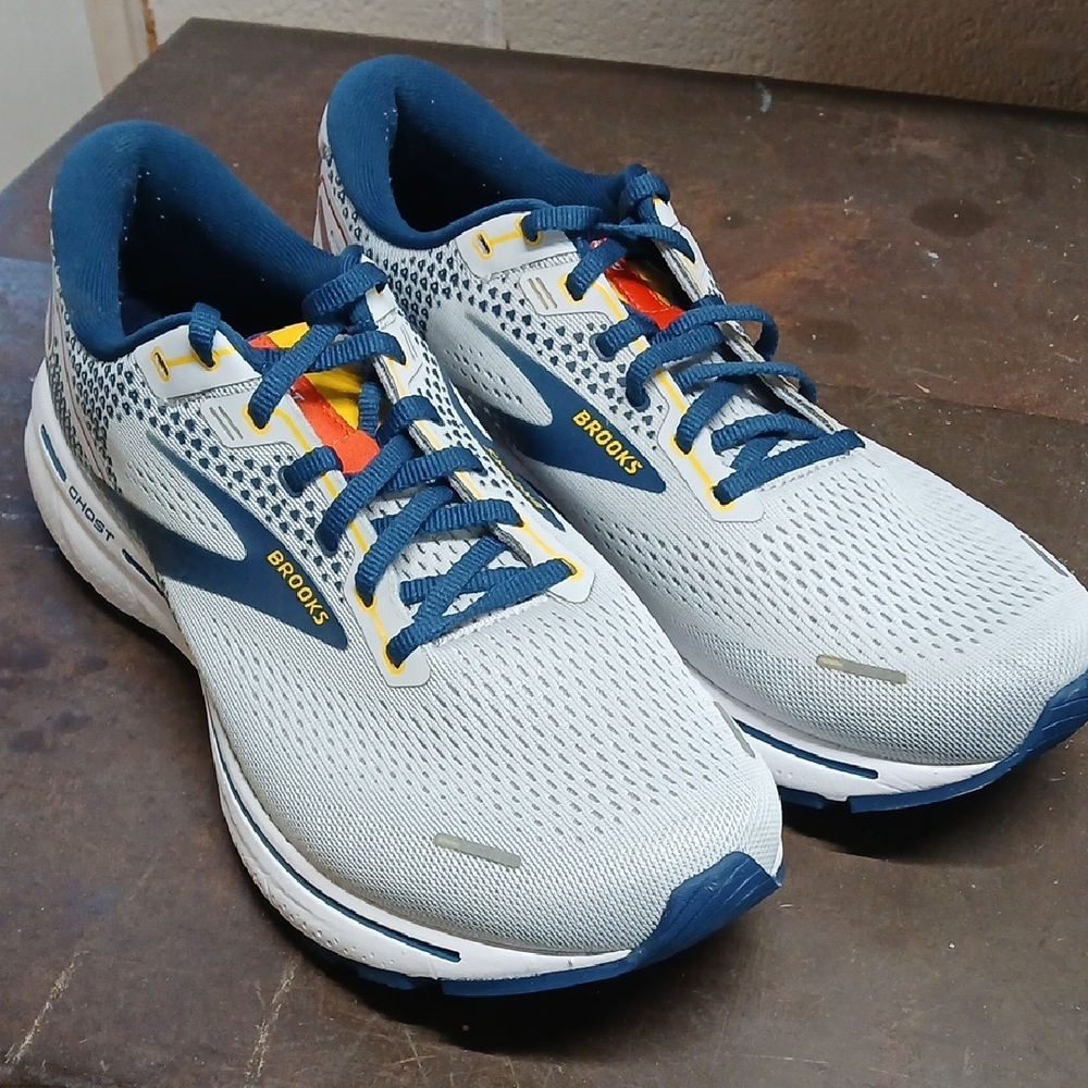 10.5 Mens Brooks Athletic Shoes in Blue and Gray